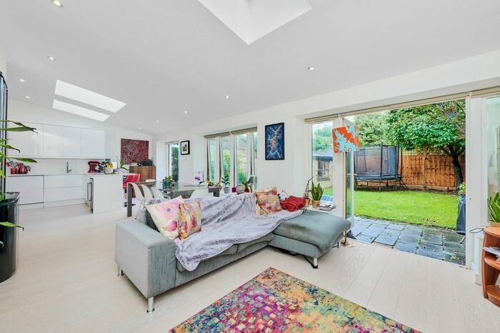 3 Bedroom Flat To Rent In Thurleigh Avenue, London, SW12