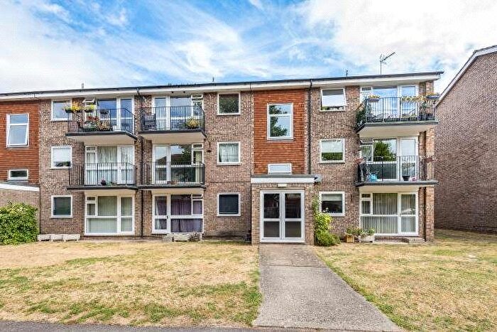 2 Bedroom Flat For Sale In Armadale Court, Reading, RG30