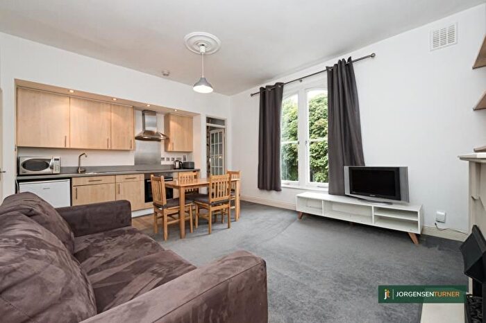 2 Bedroom Flat To Rent In Godolphin Road, Shepherd's Bush, W12