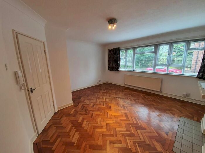 Studio To Rent In Green Lanes, London, N13