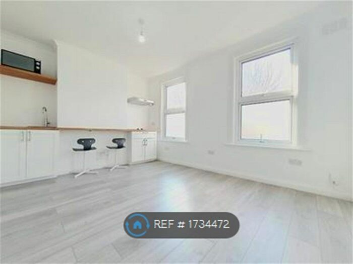 Studio To Rent In Clacton Rd, London, E17
