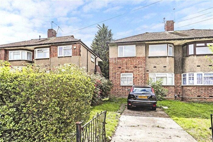 2 Bedroom Flat For Sale In Fullwell Avenue, Ilford, Essex, IG5
