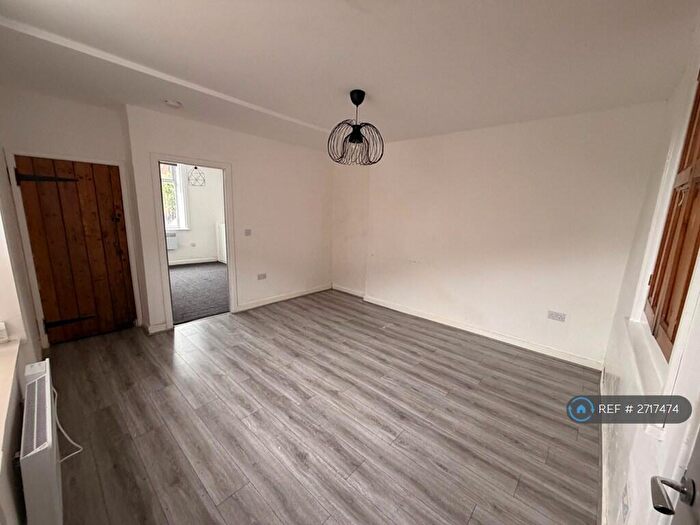 2 Bedroom Flat To Rent In Meadow Street, Hyde, SK14