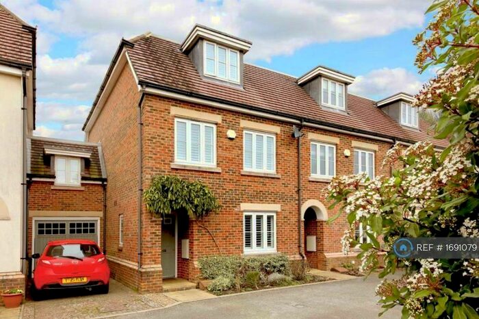 4 Bedroom End Of Terrace House To Rent In North Close, Beaconsfield, HP9