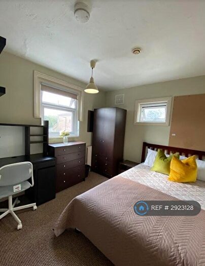 3 Bedroom Flat To Rent In Milton Road, Southampton, SO15