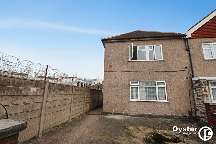 3 Bedroom Flat To Rent In Hertford Road, Enfield, EN3