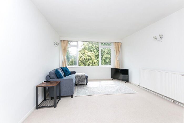 2 Bedroom Flat To Rent In Putney Hill, London, SW15