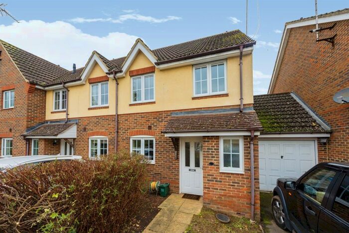 3 Bedroom Property To Rent In Clover Way, Hatfield, AL10