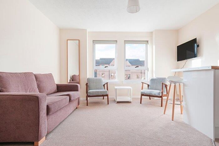 3 Bedroom Flat To Rent In L Parkside Terrace, Edinburgh, EH16