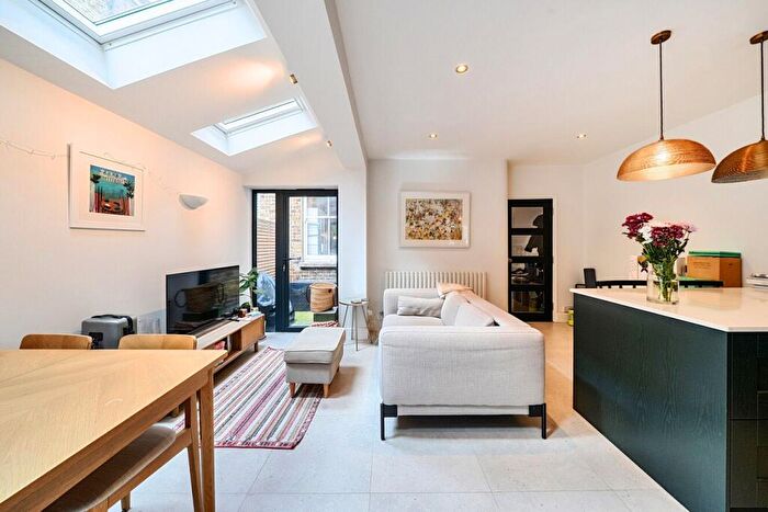 2 Bedroom Flat For Sale In Burnbury Road, Balham, London, SW12