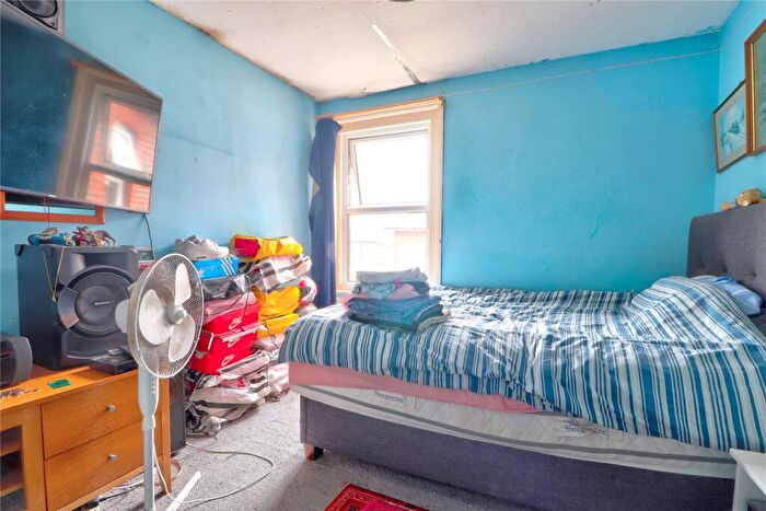 3 Bedroom Detached House For Sale In Grays Road, Farncombe, Godalming, Surrey, GU7