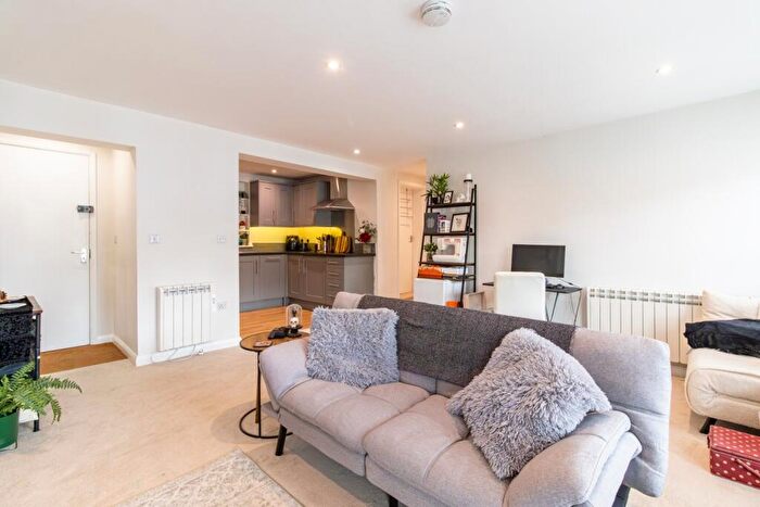 1 Bedroom Flat To Rent In West Street, Alresford, Hampshire, SO24