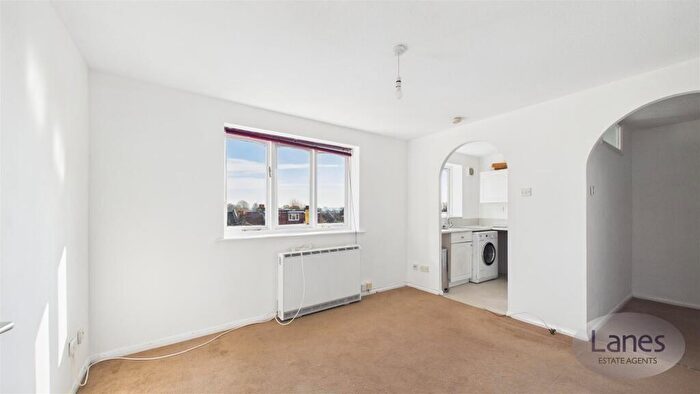 1 Bedroom Apartment For Sale In Waddington Close, Enfield, EN1