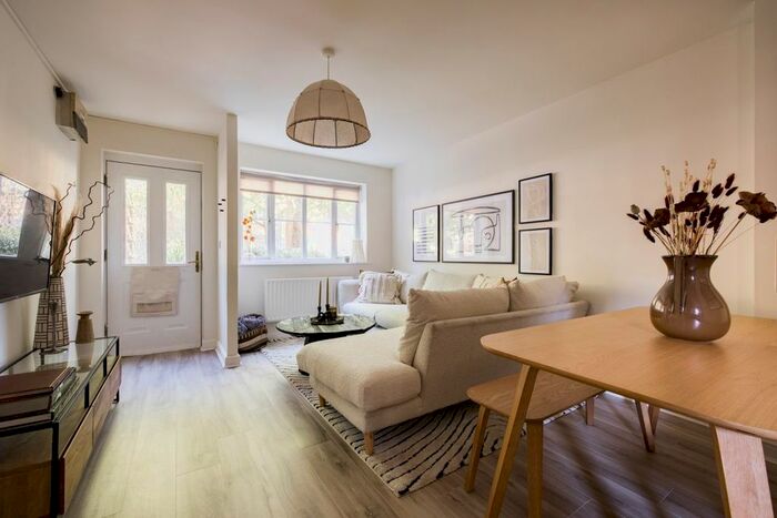 3 Bedroom Flat To Rent In Kelly Avenue, London, SE15