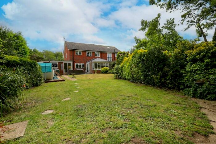 4 Bedroom Semi-Detached House For Sale In Farnham Road, Liss, Hampshire, GU33