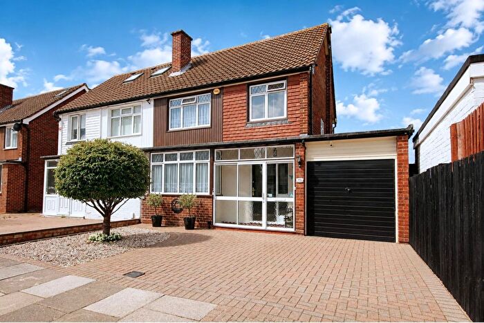 3 Bedroom Semi-Detached House For Sale In Lynegrove Avenue, Ashford, TW15