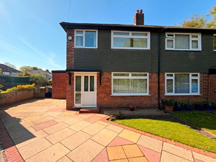 3 Bedroom Semi-detached House For Sale In Lincoln Grove, Sale, M33