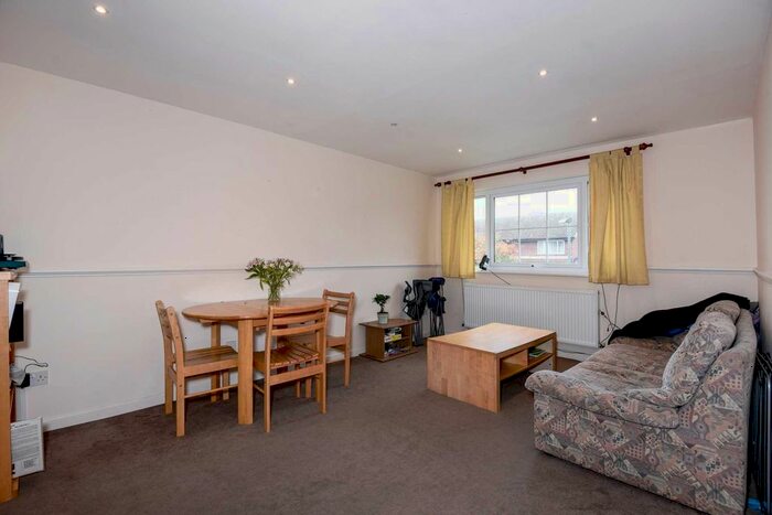 2 Bedroom Flat To Rent In John Russell Close, Guildford GU2