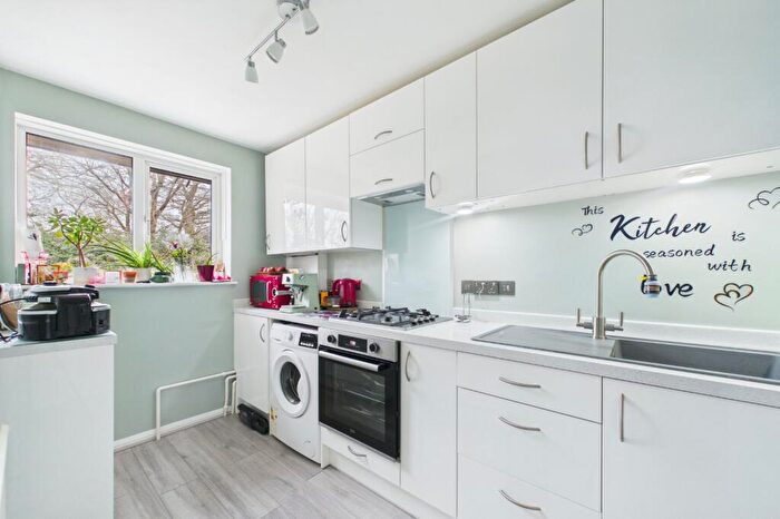 2 Bedroom Maisonette For Sale In Greenham Wood, Bracknell, Berkshire, RG12