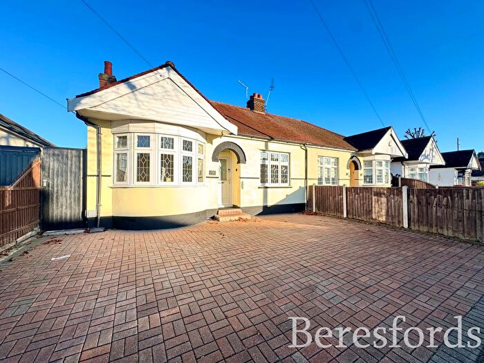 2 Bedroom Bungalow For Sale In Suttons Avenue, Hornchurch, RM12