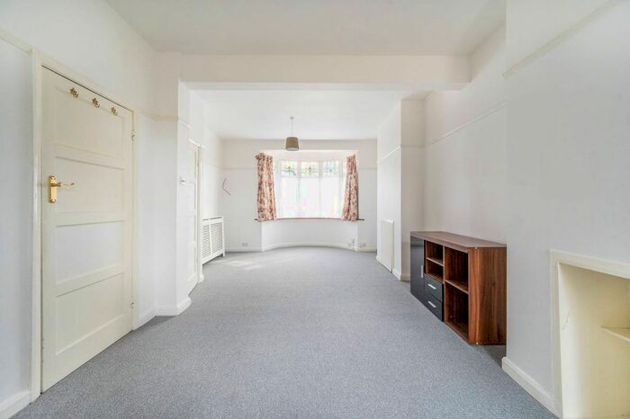 3 Bedroom Detached House To Rent In Redbridge, Ilford, IG1