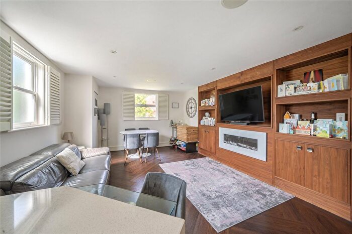 2 Bedroom Flat To Rent In The Furlongs, Esher, KT10