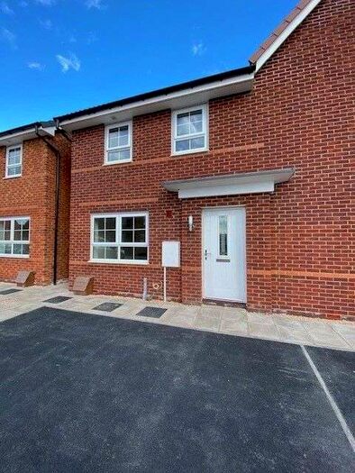 3 Bedroom Semi-Detached House To Rent In Furnace Close, New Rossington, DN11