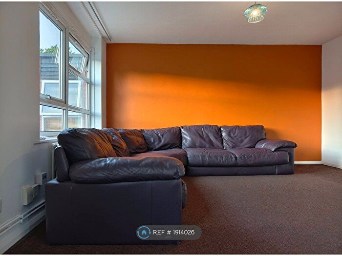 2 Bedroom Flat To Rent In Montagu Court, Leeds, LS8