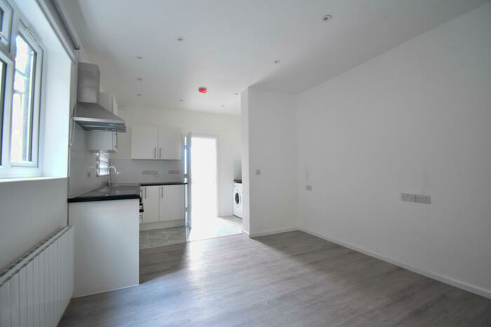 Studio To Rent In West Green Road, London, N15
