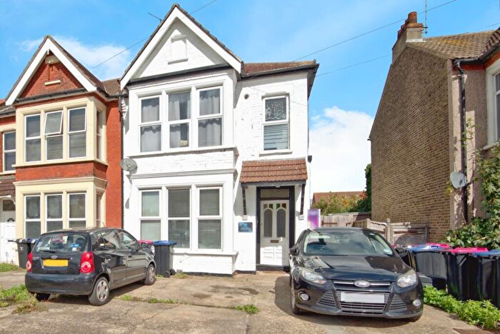 1 Bedroom Flat For Sale In Ambleside Drive, Southend-on-Sea, Essex, SS1