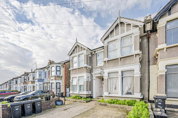 1 Bedroom Flat For Sale In Mayfair Avenue, - Ilford - London -, IG1