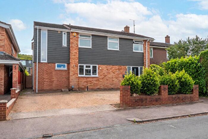 5 Bedroom Semi Detached House For Sale In Lambs Close, Dunstable, Bedfordshire, LU5