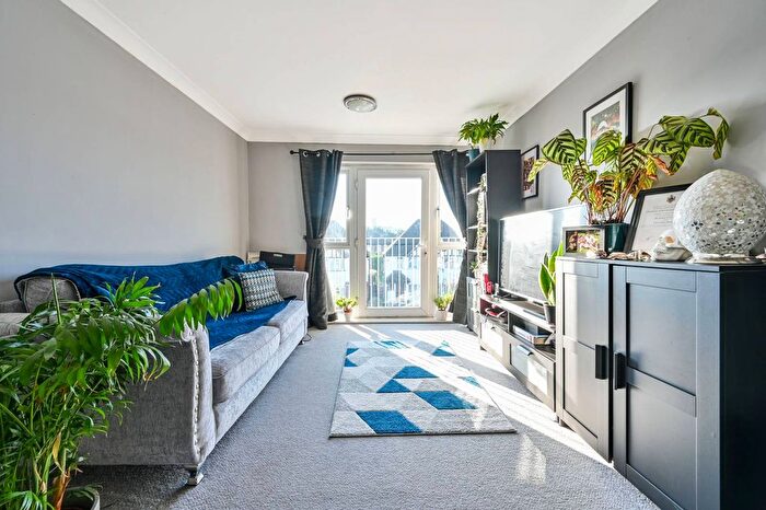 2 Bedroom Flat To Rent In Woodbridge Hill, Guildford, GU2