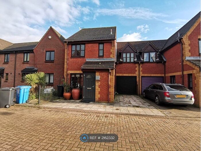 3 Bedroom Semi-Detached House To Rent In Baxter Court, Norwich, NR3