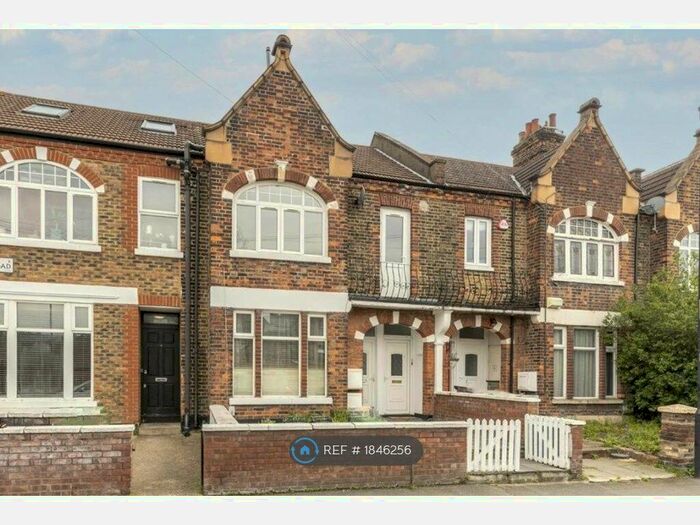 3 Bedroom Maisonette To Rent In Estreham Road, London, SW16