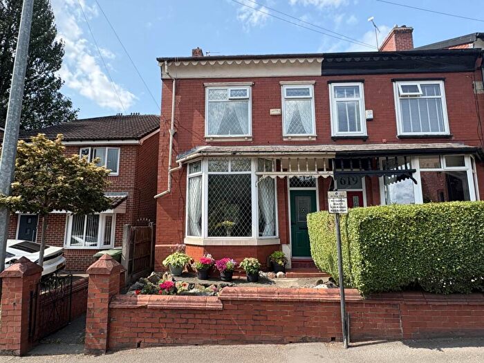 4 Bedroom End Of Terrace House For Sale In Rochdale Road, Royton, OL2