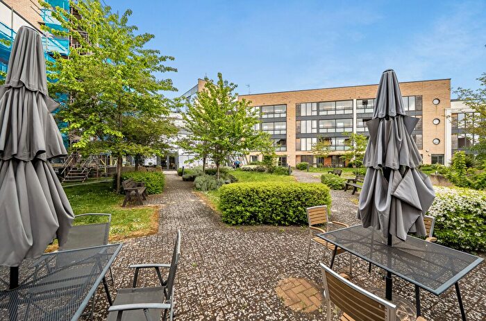 2 Bedroom Flat For Sale In Church Street, Dunstable, Bedfordshire, LU5