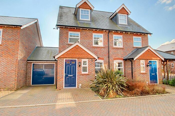 3 Bedroom Semi-Detached House For Sale In Helens Close, Alton, Hampshire, GU34