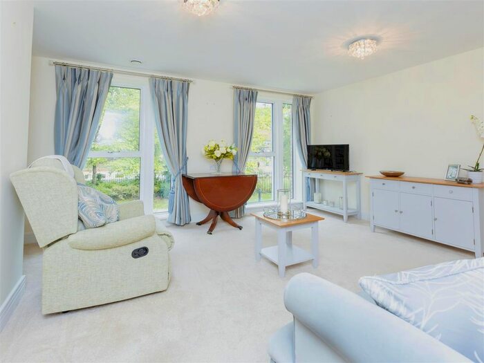 2 Bedroom Flat For Sale In Glenhills Court, Little Glen Road, Glen Parva, Leicester, LE2