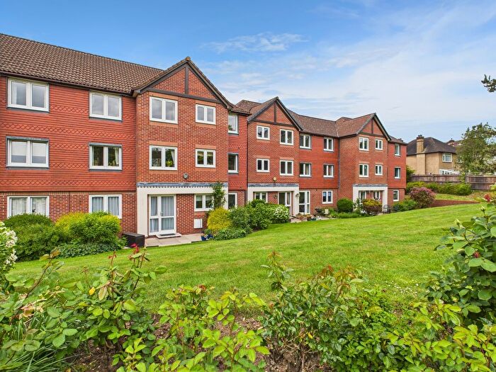 2 Bedroom Flat For Sale In Farnham Close, London, N20