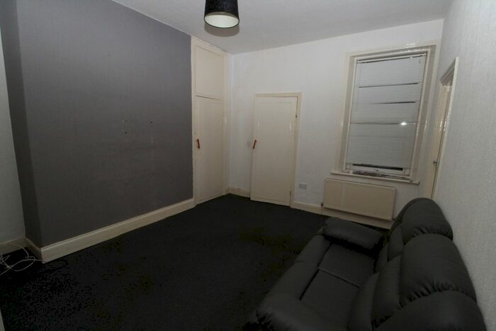 3 Bedroom Flat To Rent In Brinkburn Avenue, Bensham, NE8