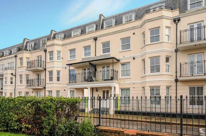 1 Bedroom Flat To Rent In Dolphin Court, The Steyne, Bognor Regis, PO21