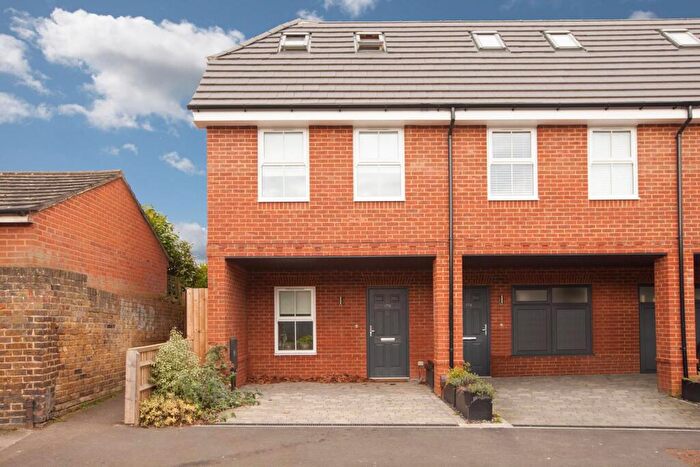 3 Bedroom End Of Terrace House To Rent In Vicarage Road, Maidenhead, SL6