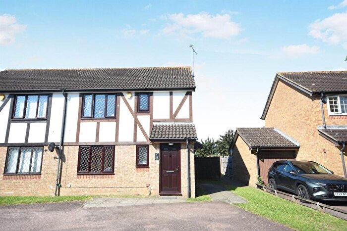 1 Bedroom Apartment For Sale In Bennison Drive, Harold Wood, Romford, RM3