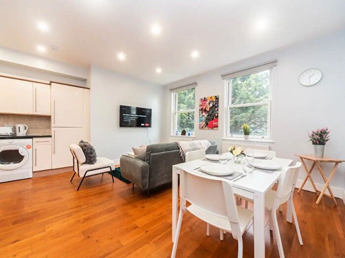 2 Bedroom Flat To Rent In Flat, Saint John's Hill, London, SW11