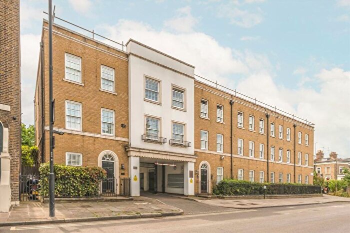 2 Bedroom Flat To Rent In Pickering Close, Hackney, E9