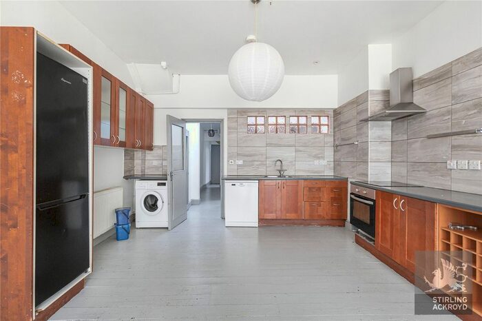 2 Bedroom Flat To Rent In Shacklewell Lane, London, E8