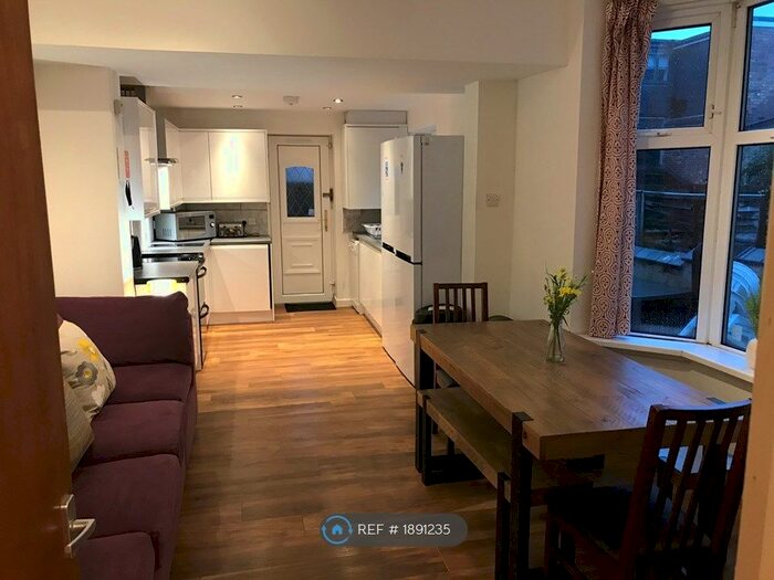 7 Bedroom Semi-Detached House To Rent In Bute Avenue, Lenton, NG7