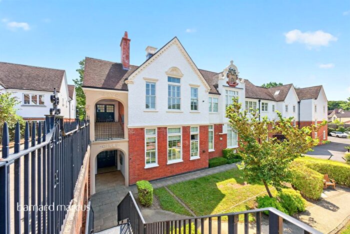 2 Bedroom Flat For Sale In Old School Close, Redhill, RH1