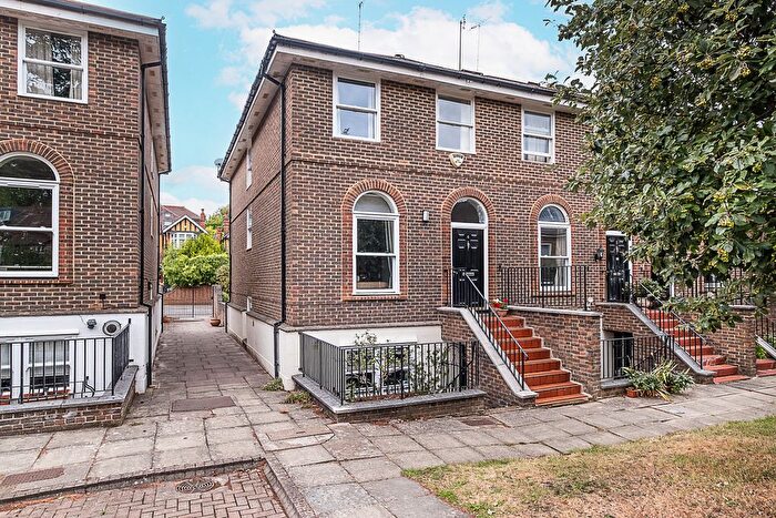 4 Bedroom End Of Terrace House For Sale In Broadhurst Close, Richmond, TW10